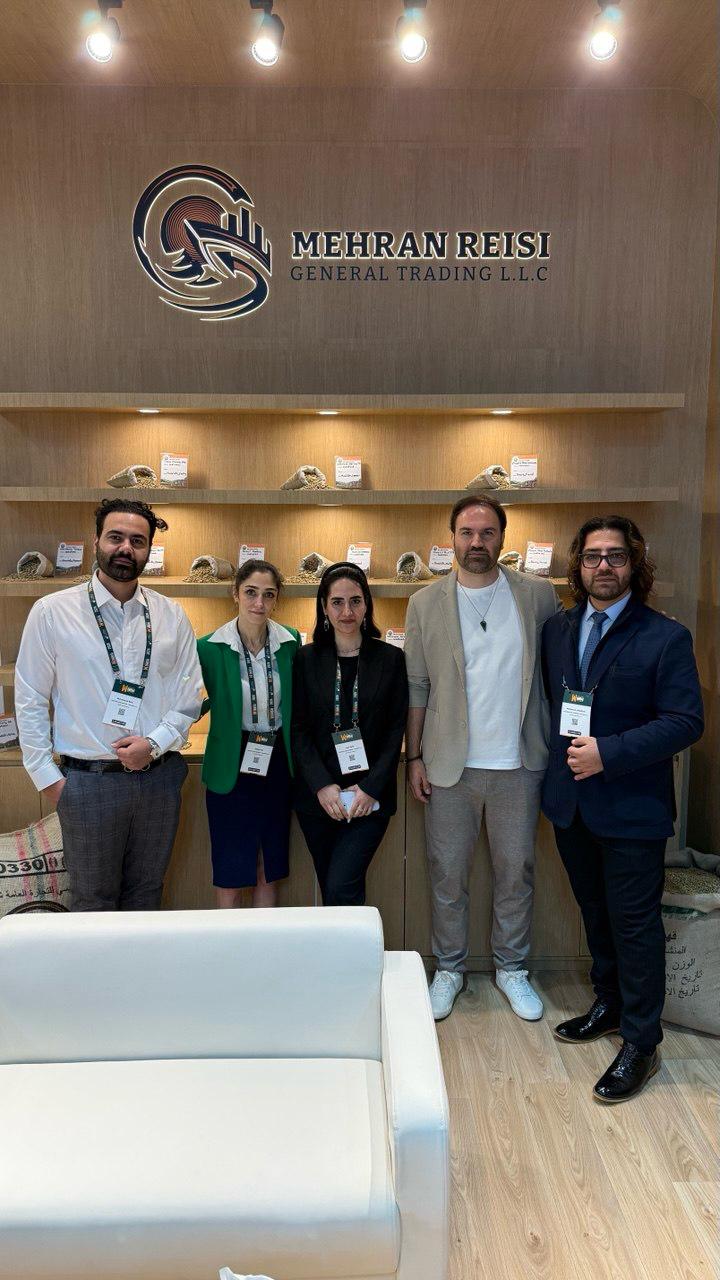 فريق MRGT مجتمعاً في جناح الشركة بالمعرض
